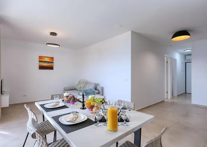 Апартаменты Bonaca With Jacuzzi Привлака